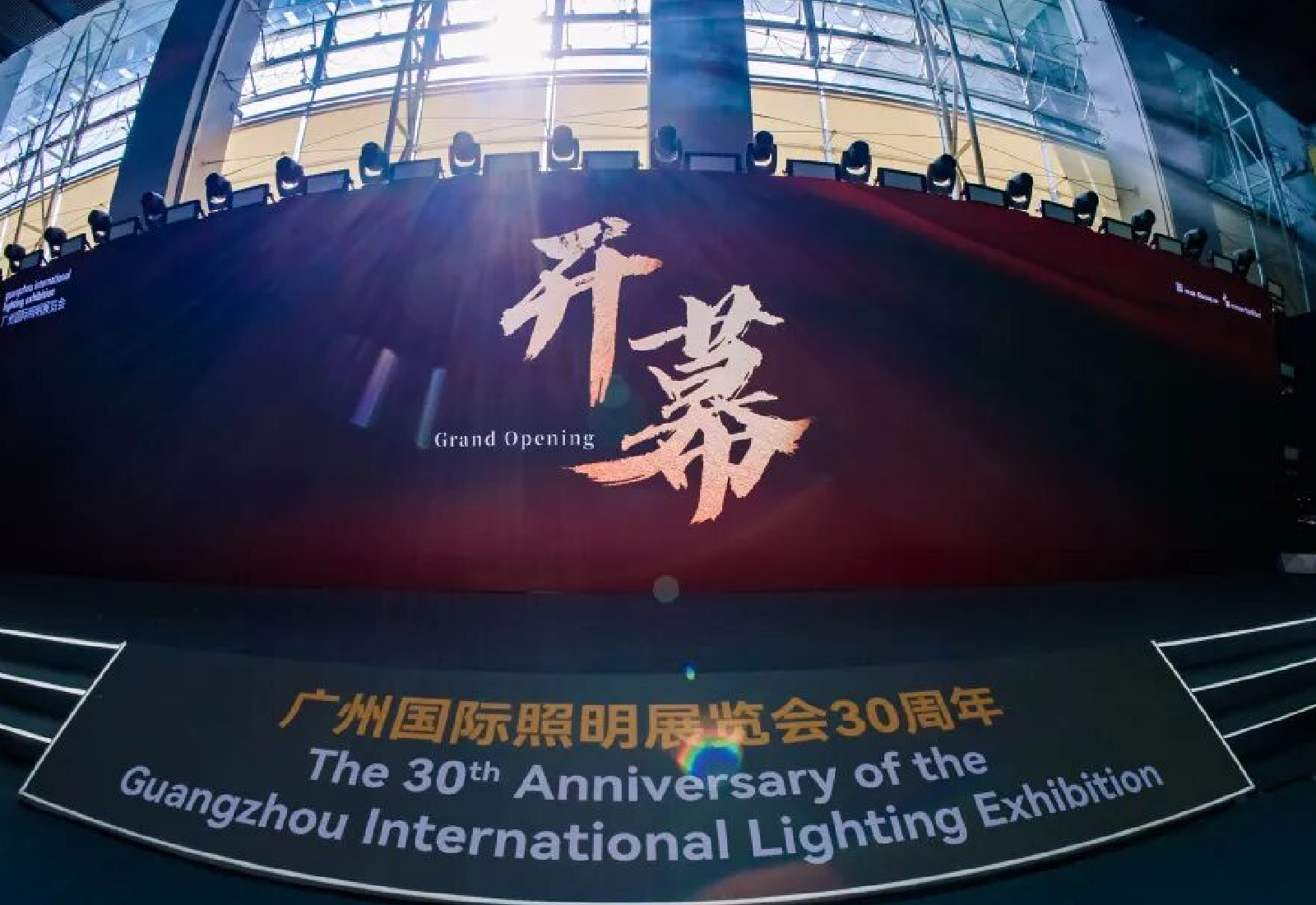 首日聚焦｜腾博官网诚信为本电源光亚展示场热力全开，技术实力尽显锋芒